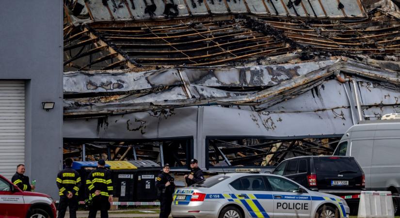 Elfogtak egy cseh és két amerikai állampolgárt a csehországi hadiipari cégnél történt gyújtogatással kapcsolatban