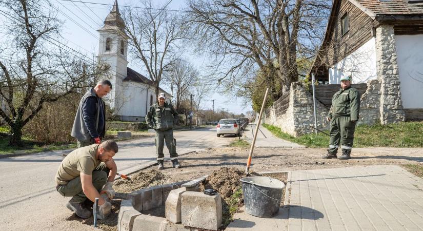 Munkagép, buszforduló, útfelújítás – egyszerre három beruházás Gyúrón (galéria)