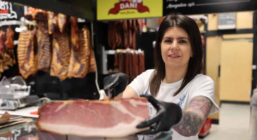A vásárcsarnok népszerű árusa, Kovács Petra vegetáriánus, mégis mindent tud a füstölt árukról