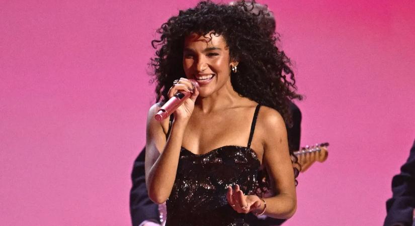 A Grammy-díjas énekesnő, Olivia Dean mosolya és dekoltázsa ellenállhatatlanul vonzó — szexi galéria