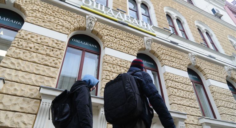 Leállt a készpénzszállítás Ukrajnába, az Oschadbank új útvonalakat keres az „aranykonvoj” feltartóztatása után