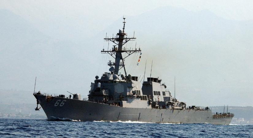 Már a nyílt vízen van az amerikaiak elrettentő rombolója – videó