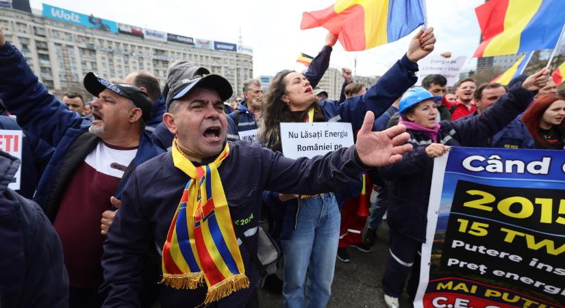 Könnygáz bevetésével próbálták szétoszlatni a tüntető bányászok tömegét Bukarestben