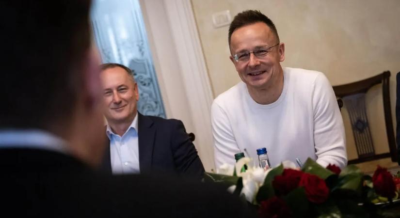 Szijjártó Péter: Elutasítunk minden olyan kísérletet, amely éket verne az anyaországi és a külhoni magyarok közé