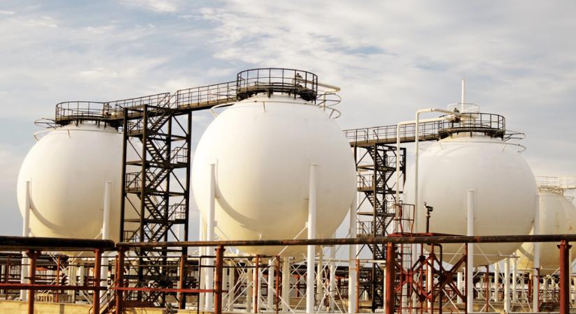 Katar behúzta a kéziféket: felfüggeszti egyes LNG-szerződéseit