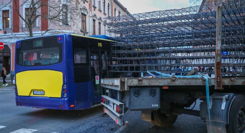 Vasszerkezetet szállító tréler ütközött egy busszal Miskolcon - többen is megsérültek! (képpel)