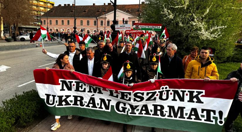 „Nem leszünk ukrán gyarmat” - így vonul a Békemenet Nagykanizsán, hidegrázós a látvány