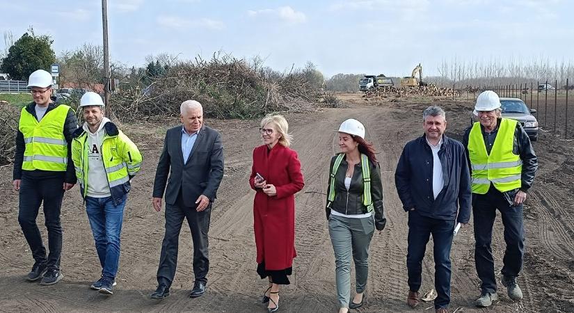 Újabb körforgalom épül Nyíregyházán, már bonthatják is a pezsgőt a közlekedők és a környéken élők (videóval)