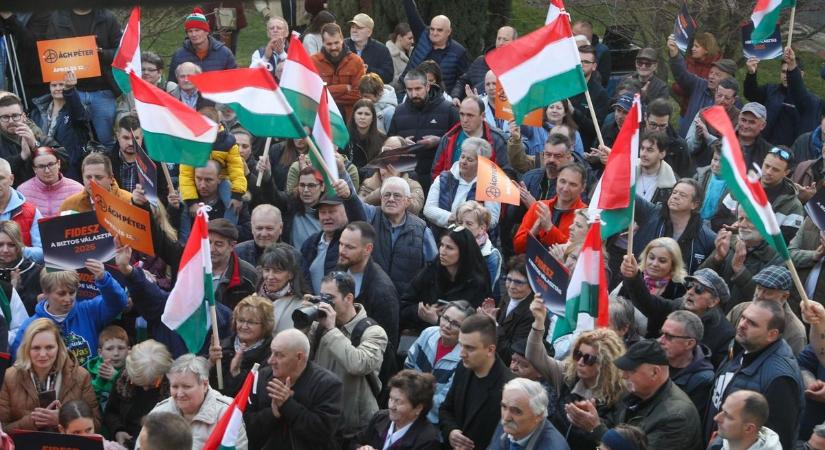 „Durva beavatkozás zajlik a választásokba” – megtelt a tér Sárváron, erős mondatok a fórumon
