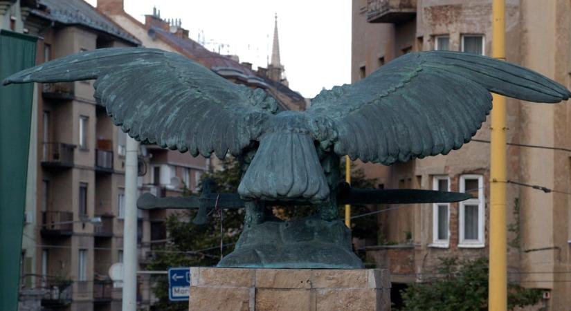 Ha már elvitetni nem tudják a turulszobrot, a teret nevezné át a XII. kerületi önkormányzat
