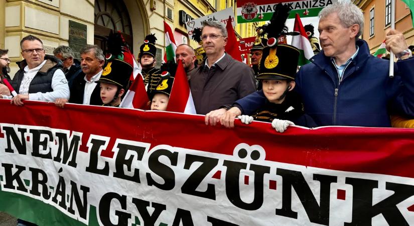 Cukiság Nagykanizsán: a "kicsi huszárok" is Orbán Viktort támogatják, alig láttak ki a molinó mögül