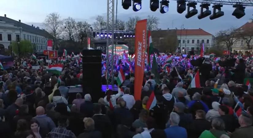 Egy gyufát sem lehet leejteni: ekkora tömeg várja Orbán Viktort Nagykanizsán