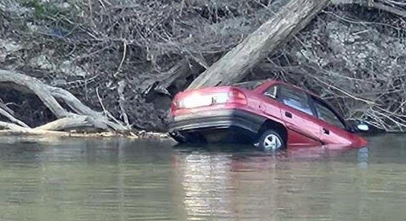 Nem minden hős visel köpenyt: egy tiszai kompos mentette meg az autós életét