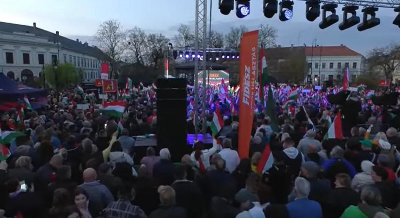 Országjárás: teljesen megtelt az Erzsébet tér