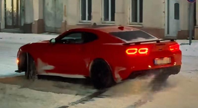 Önlebuktatás Tolnában: videóra vette, ahogy a hóban csapat a Camarójával az utcán, három hónapra elvették a jogsiját