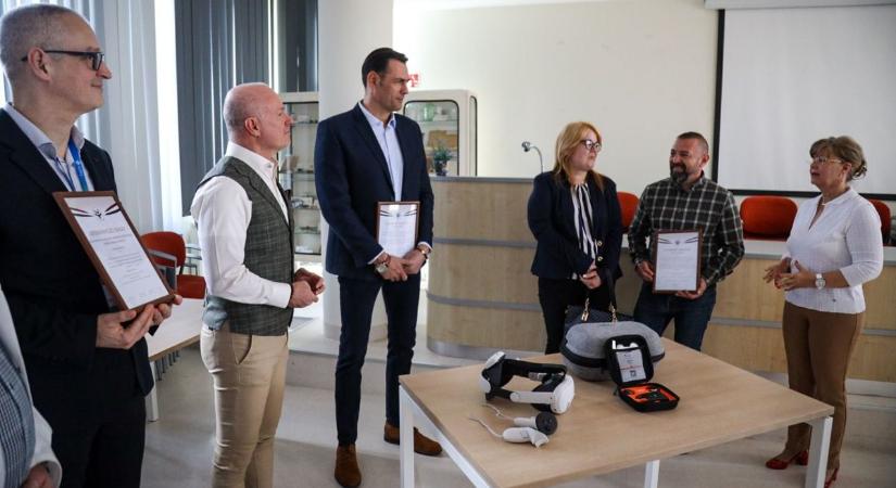 Mintha egy videojáték lenne, pedig életmentő segítség – VR-szemüveggel gyógyítják a gyerekeket Szolnokon