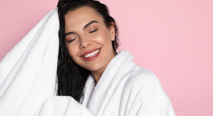 Tönkreteszed a hajhagymáidat – Könyörögnek a fodrászok is, hogy így ne moss hajat