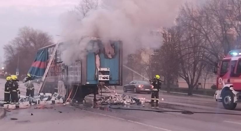 Hatalmas lángokkal ég a kamion rakománya Fehérváron (galéria)