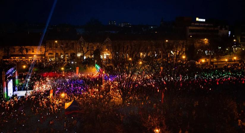 Hihetetlenül látványos drónfotók érkeztek: zsúfolásig megtelt az Erzsébet tér Nagykanizsán