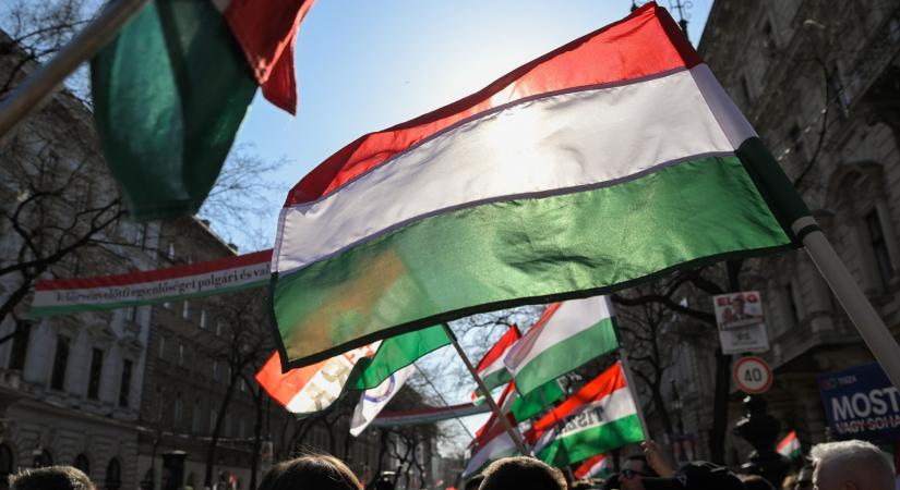 Egyre brutálisabbak a tiszás plakátrongálások, bemutatták a bizonyítékokat