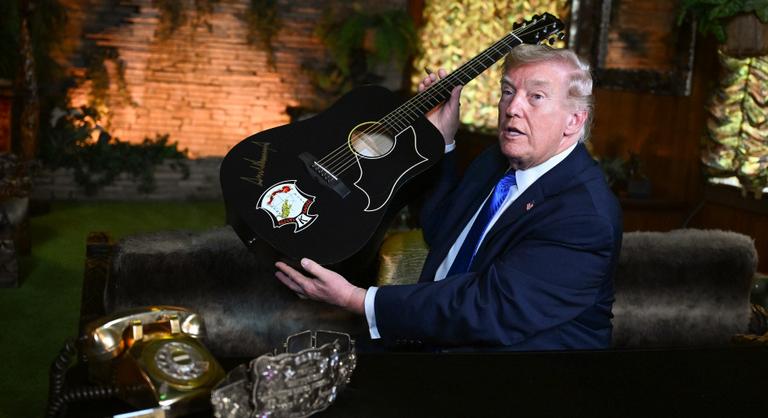 Kellemetlen helyzetbe hozta magát Donald Trump Elvis Presley birtokán tett látogatásakor