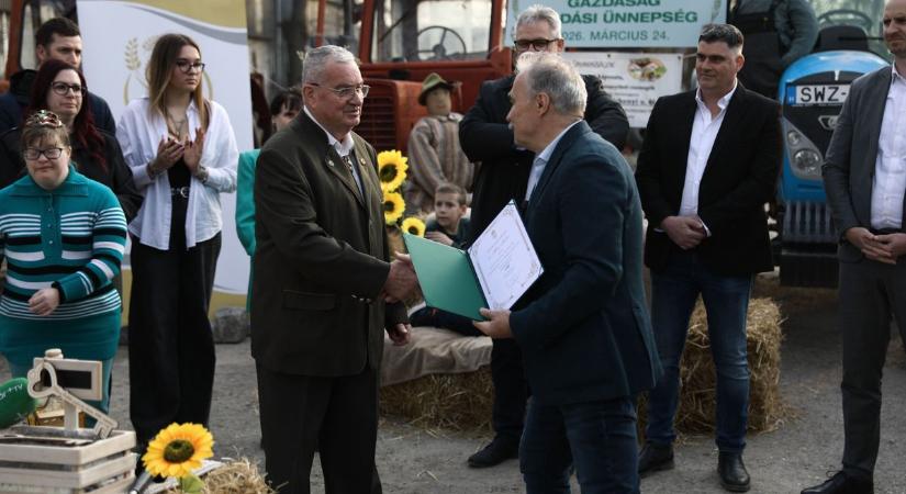 Apáról fiúra száll a gazdaság, Győrzámolyon adta át a stafétát a Klauz-család - fotók