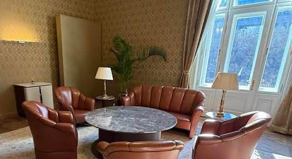 Hadházy Ákos bemutatta Matolcsy luxus szivarszobáját