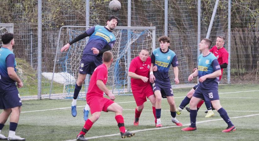 Északon vendégsikerrel, nyugaton gól nélküli döntetlennel zárult a rangadó a III. osztályban (galéria)