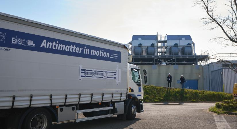 Teherautóval kijutott 92 darab antiproton a világ egyetlen antianyaggyárából