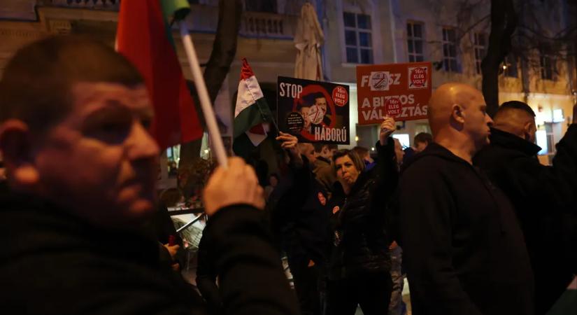 Ellentüntetők kezéből téptek ki táblákat feketekabátos emberek Orbán Viktor nagykanizsai gyűlésén