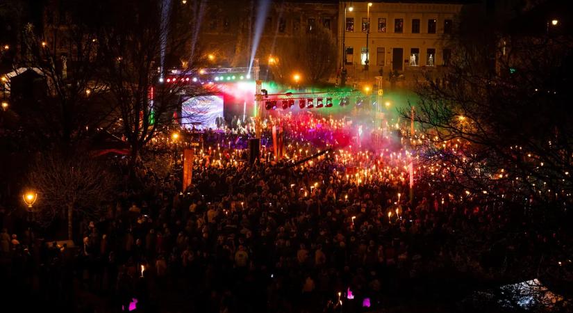 Elképesztő, mit szorongatott a kezében Orbán Viktor beszéde alatt a fiatal fiú