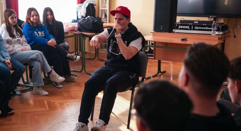Nem mindennapi tanóra, beatbox segítségével kelt életre a költészet Egerben
