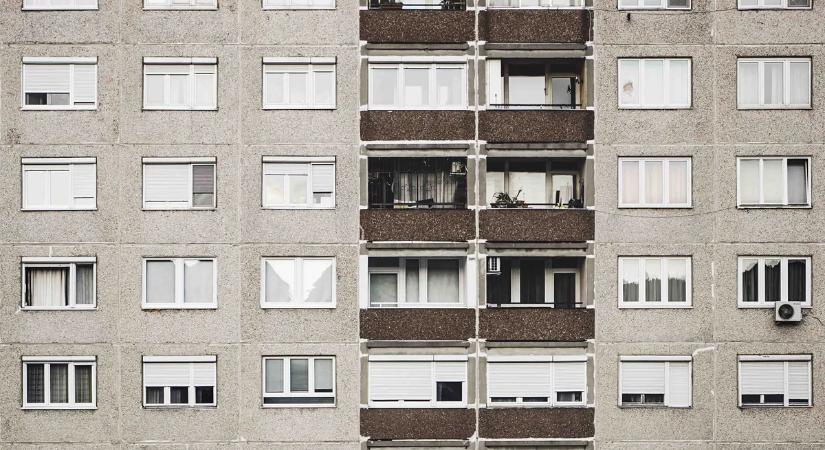 Valóra vált a szülők rémálma: másfél éves kisfiú zuhant a mélybe egy kecskeméti társasház ablakából