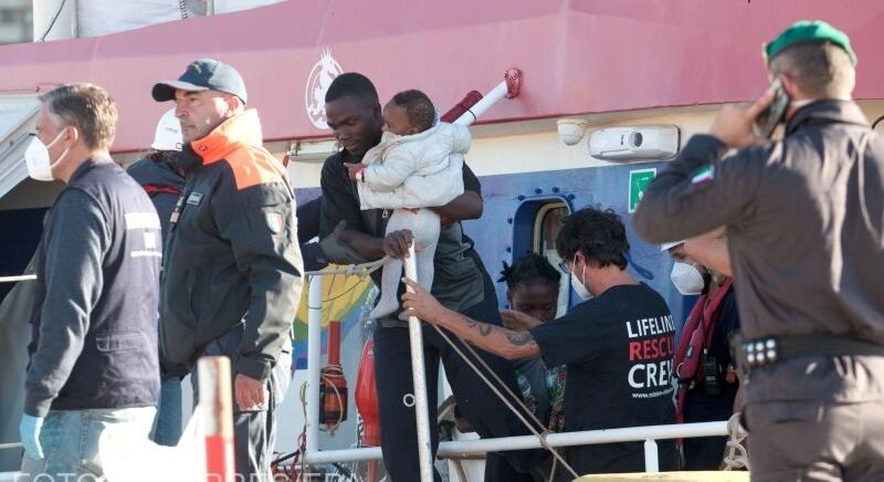 Emberiesség elleni bűncselekményekkel vádolják a Frontex volt igazgatóját