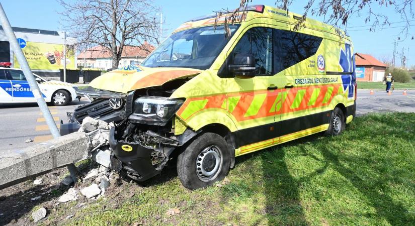 Egy eszméletlen beteghez rohantak, amikor a baleset történt