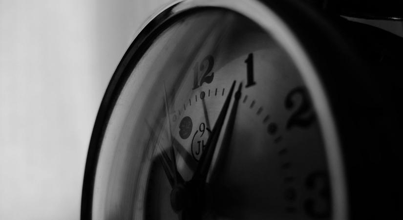 Ketyeg az idő: hamarosan átállítjuk az órákat – Sokan ezt utálják benne