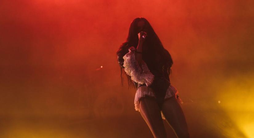 Mintha egy földönkívüli érkezett volna Budapestre – David Bowie női alteregója átértelmezte a metál műfaját