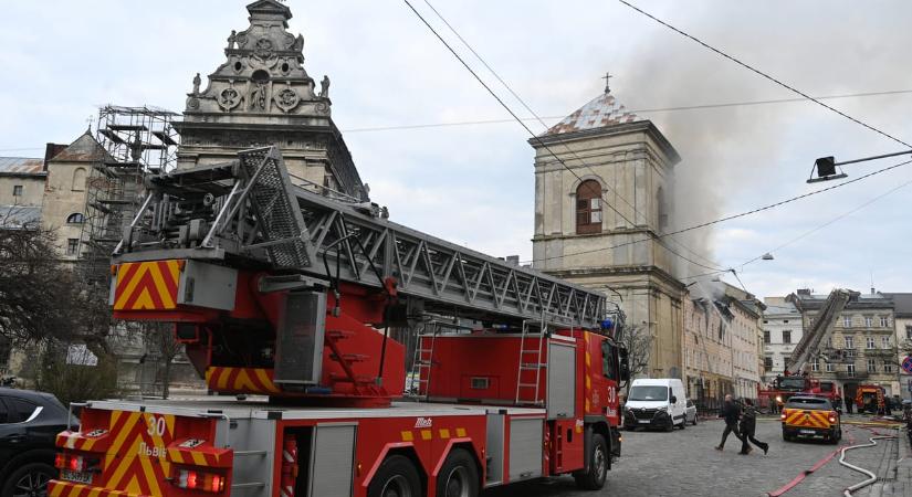 Nappal is támadták Ukrajnát az oroszok, Lvivben találat érte az UNESCO világörökségi helyszínét - videó