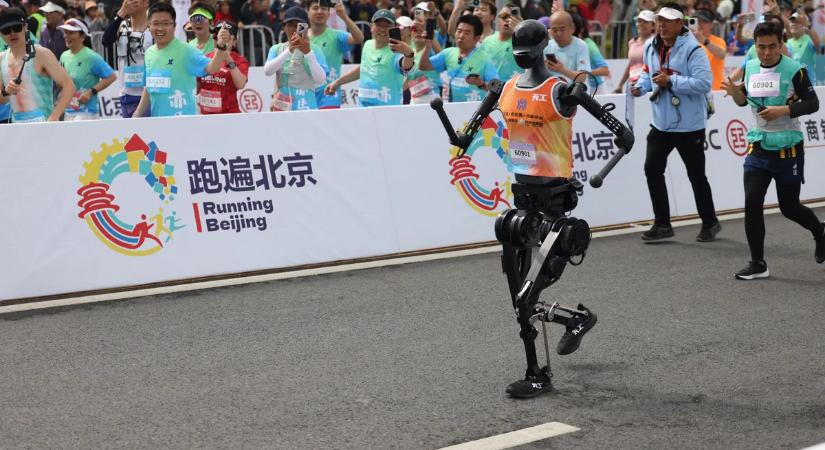 Kína 300 robotot indít az emberek ellen a pekingi félmaratonon – videóval