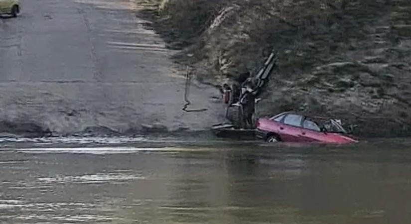 „Beütöm a szélvédőt, ha nem jön ki!” – drámai életmentés a Tisza-parton