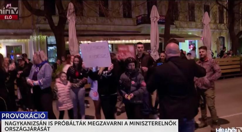 Menekültek a HírTv kamerái elől a tiszás provokátorok Nagykanizsán