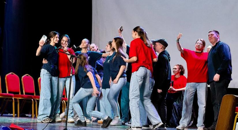 Több tízezer fiatalt értek el – új módszerekkel harcolnak a drog ellen