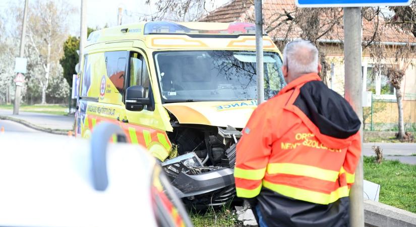 Sokkoló baleset Szolnokon: villanyoszlopba csapódott egy mentőautó