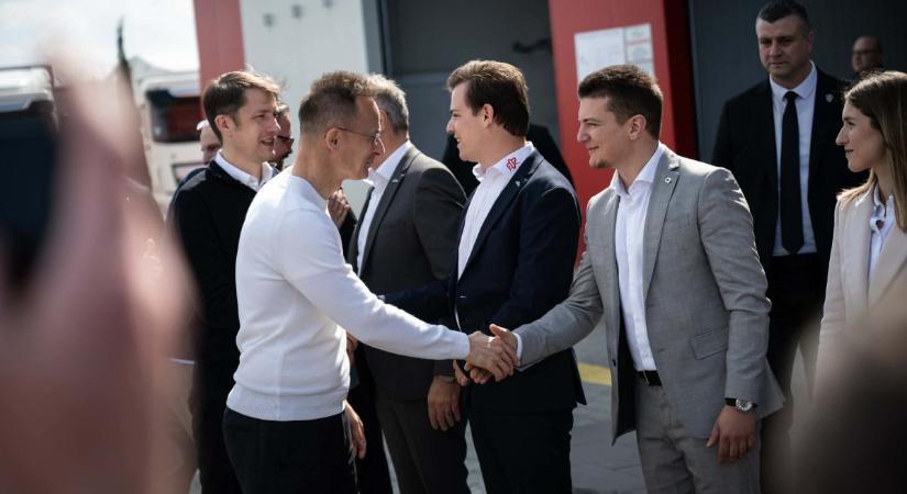 A vajdasági magyarok szavazatáért puncsolt Szijjártó