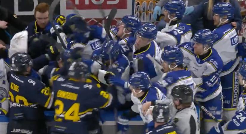 A kispadon estek egymásnak a hokisok, bottal és ököllel verték egymást