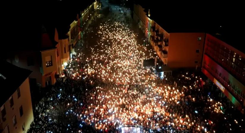 A hódmezővásárhelyi tömeg előtt Magyar Péter „a közpénzek Drakulájának”, a visszalépő jelölteknek és Márki-Zay Péternek is üzent