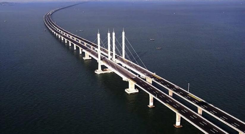 Hogy néz ki a világ leghosszabb hídja? Autóval áthajtani rajta igazi pszichológiai kihívás, nézd meg!