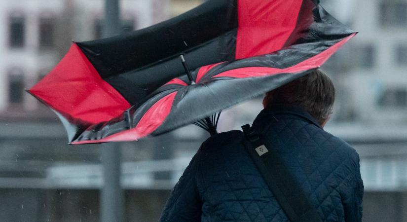 Szerda este beköszönt az esős időjárás, egy megyében erős széllökésekre figyelmeztetnek