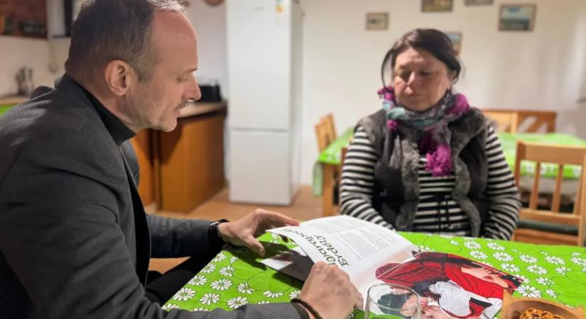 Kirakat-Erdély: érzelgős kampánykiadvánnyal próbálja meggyőzni az erdélyi magyarokat a Miniszterelnökség