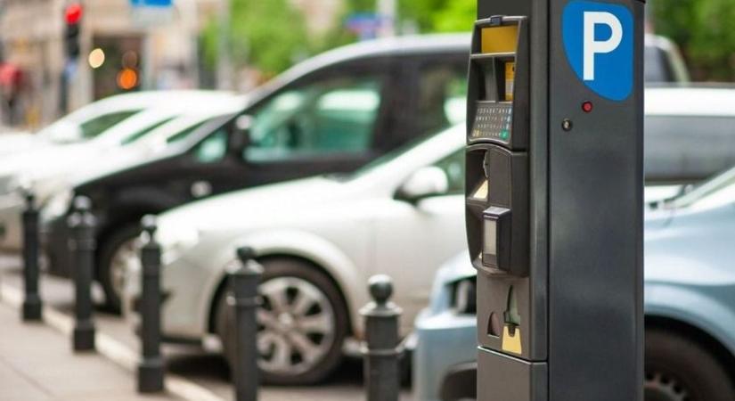 A győri könyvtár előtt ütközött egy Suzukinak a figyelmetlen sofőr